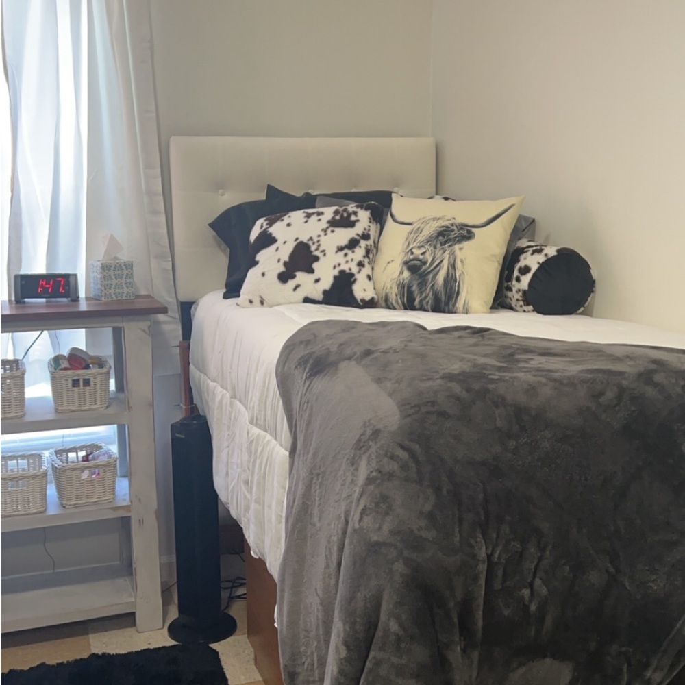 Dorm headboard - Picture 2 of 2